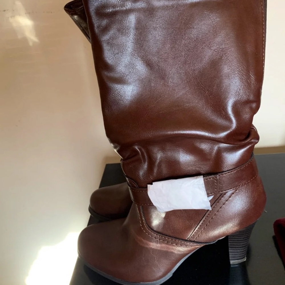 Women’s brown Arizona boots size 7 1/2.